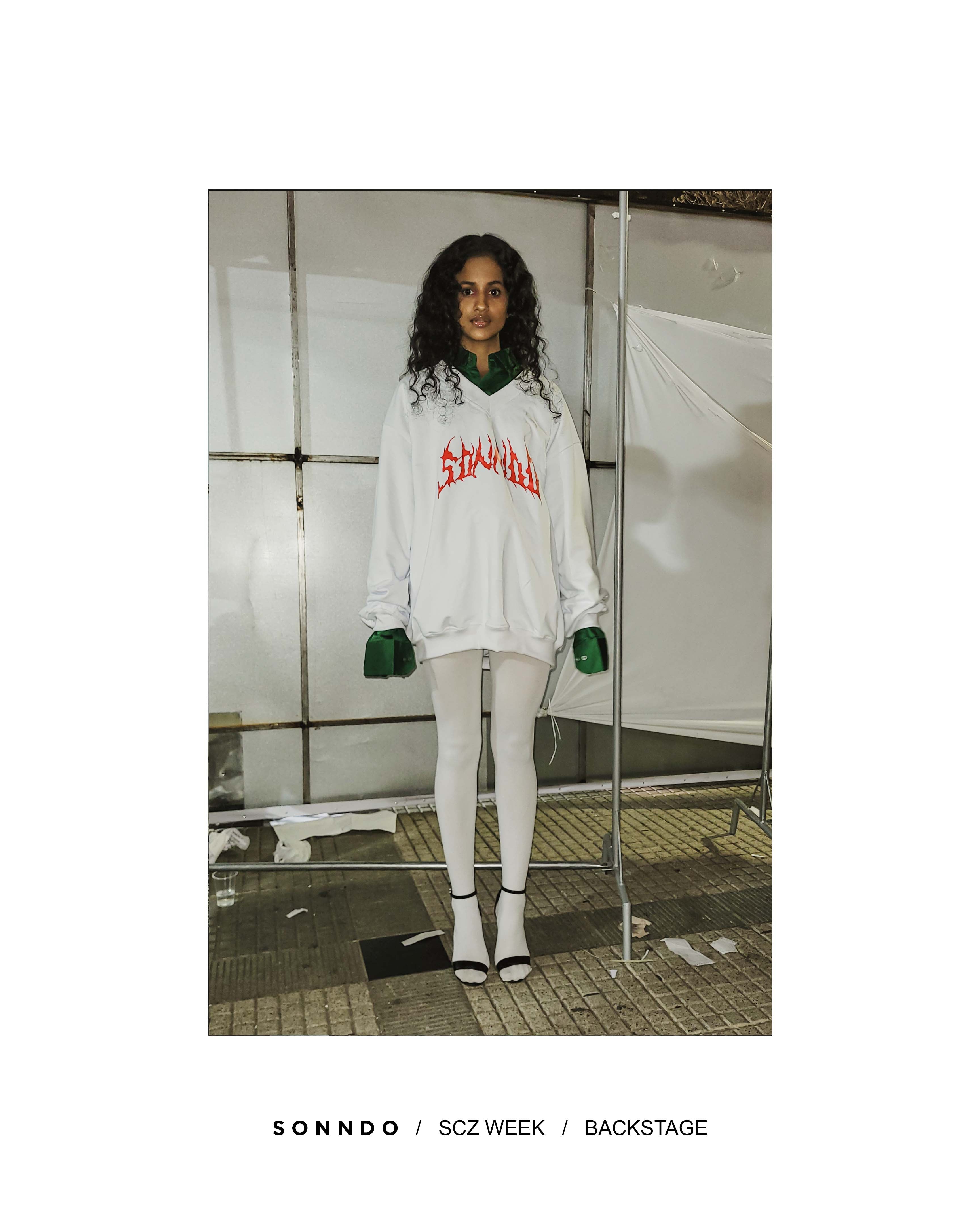 Sudadera oversize cuello V