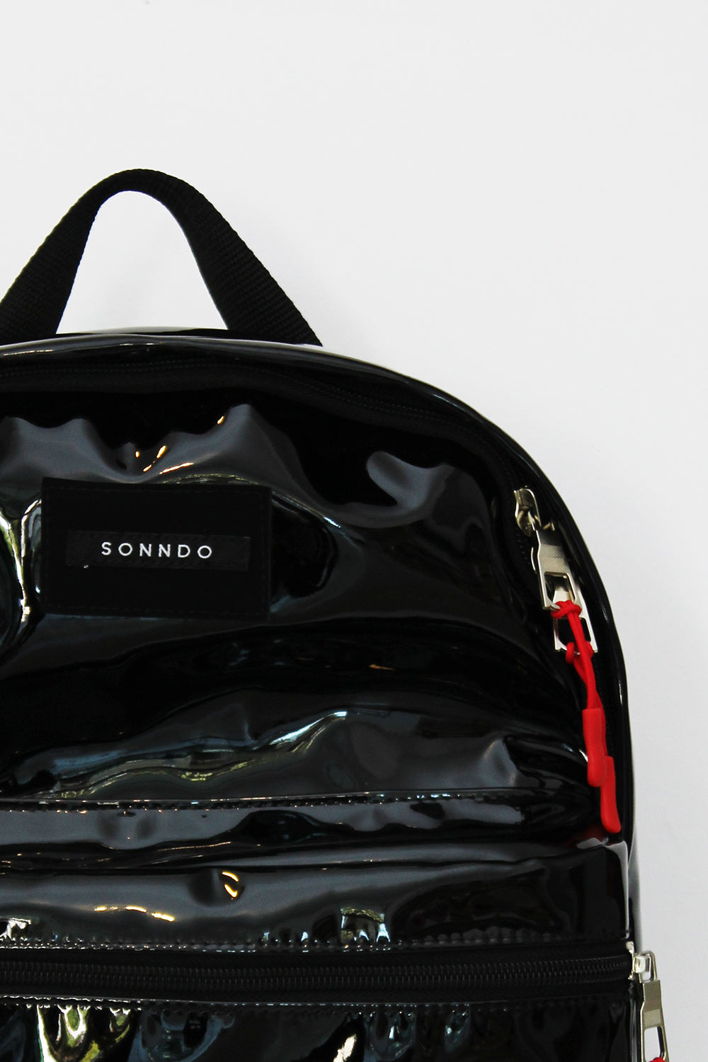 Mochila negra charol