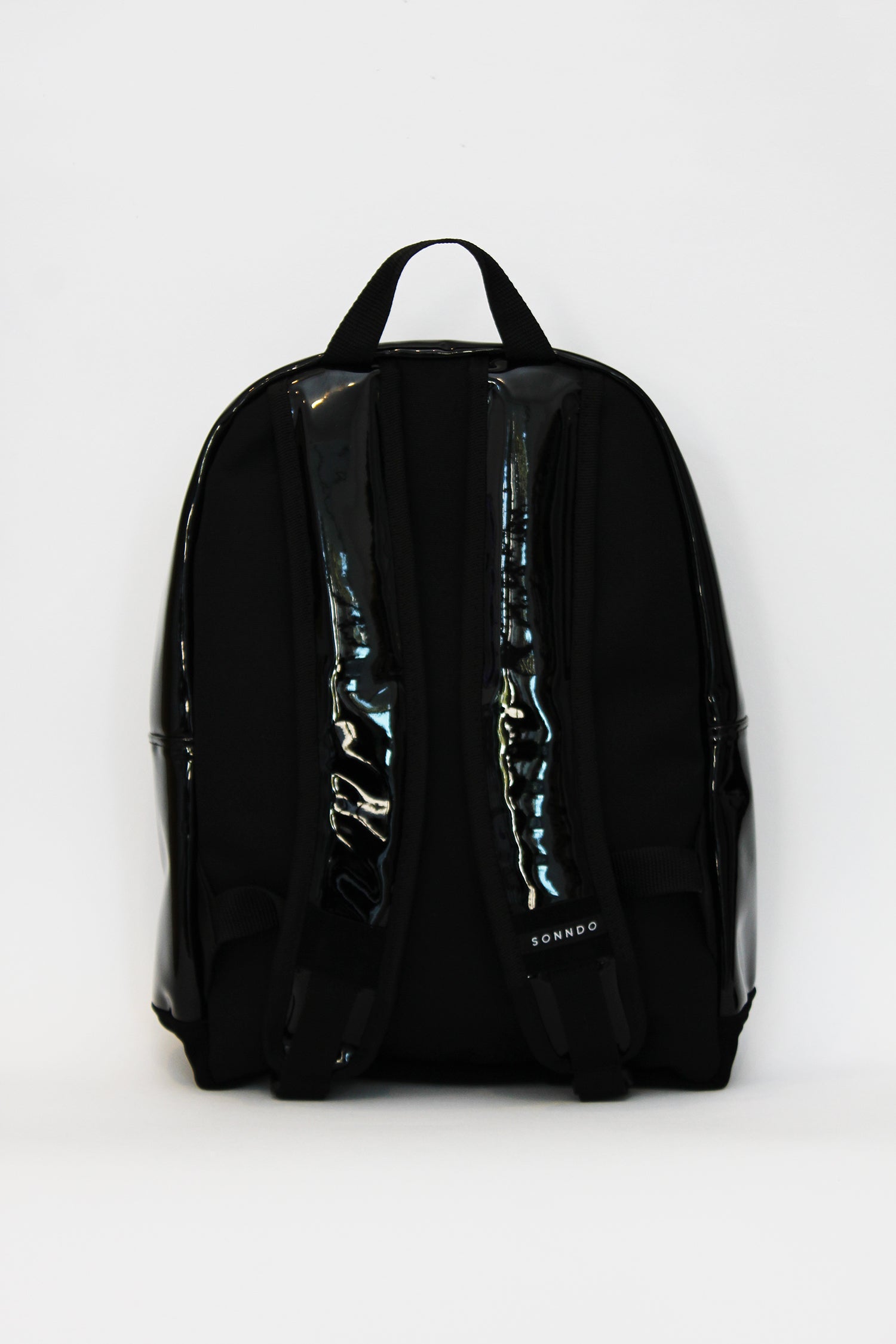 Mochila negra charol