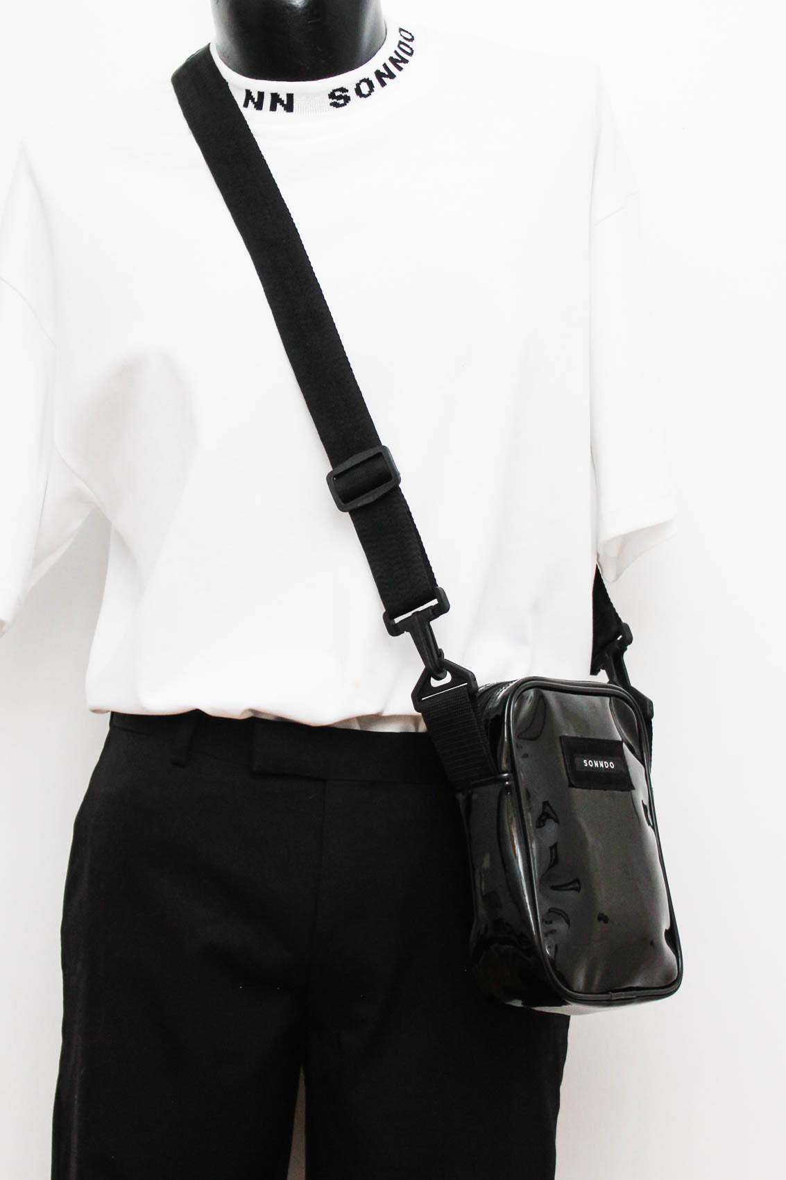 Bandolera negra charol